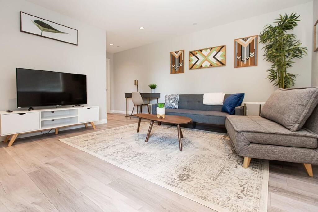 Beautiful & Cozy 1 Bedroom 1 Bath In The Westshore Victoria Esterno foto